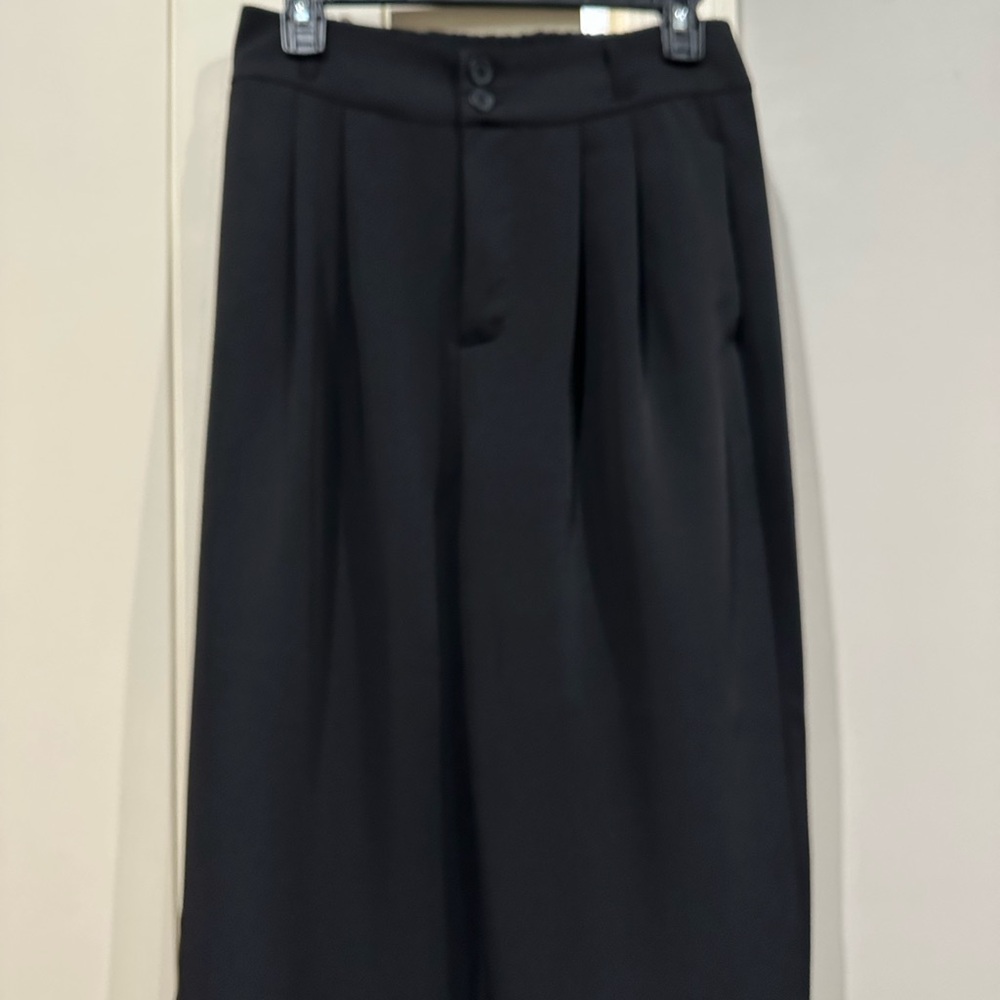 Halara pleated black slacks in size medium. Never worn.